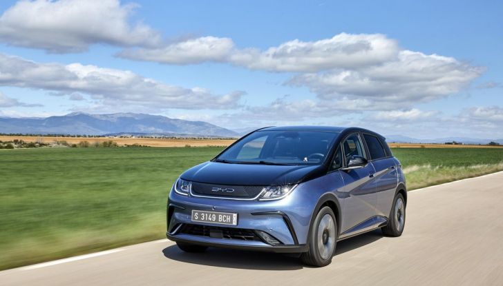 BYD Dolphin: caratteristiche, autonomia, prezzi e prova su strada a Milano - Foto 124 di 136