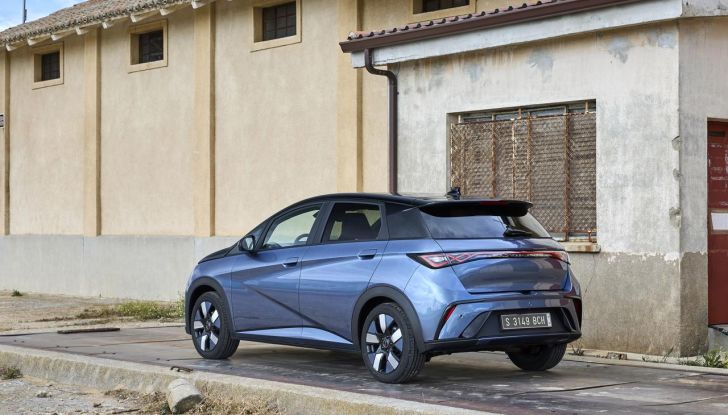 BYD Dolphin: caratteristiche, autonomia, prezzi e prova su strada a Milano - Foto 116 di 136