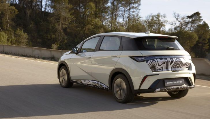 BYD Dolphin: caratteristiche, autonomia, prezzi e prova su strada a Milano - Foto 113 di 136