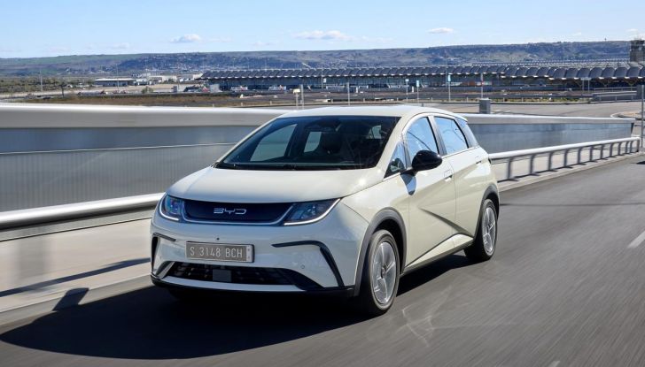 BYD Dolphin: caratteristiche, autonomia, prezzi e prova su strada a Milano - Foto 108 di 136