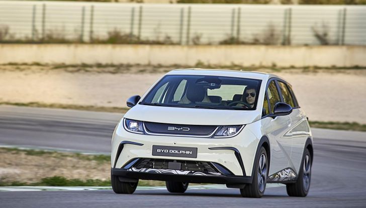BYD Dolphin: caratteristiche, autonomia, prezzi e prova su strada a Milano - Foto 106 di 136