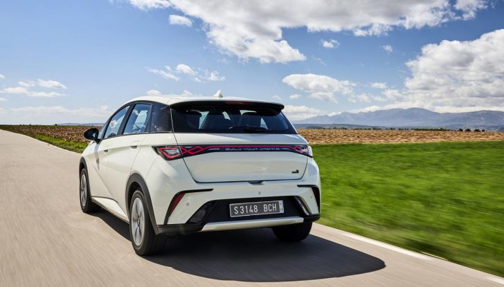 BYD Dolphin: caratteristiche, autonomia, prezzi e prova su strada a Milano - Foto 101 di 136