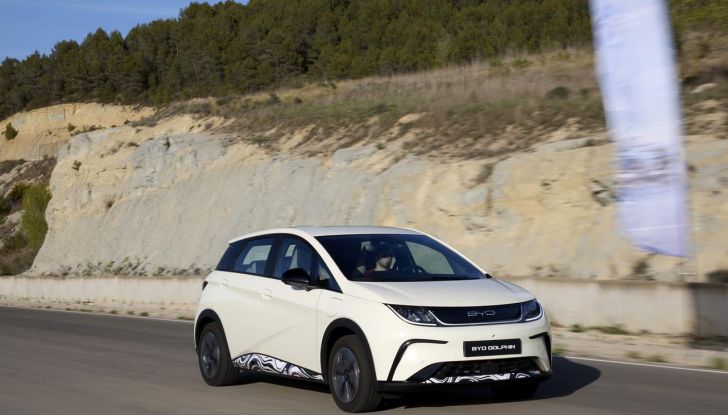 BYD Dolphin: caratteristiche, autonomia, prezzi e prova su strada a Milano - Foto 98 di 136