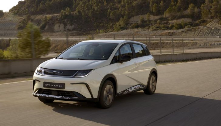 BYD Dolphin: caratteristiche, autonomia, prezzi e prova su strada a Milano - Foto 89 di 136