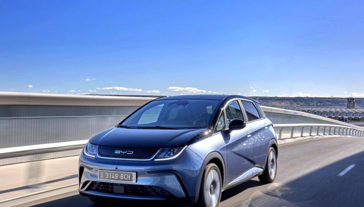 BYD Dolphin: caratteristiche, autonomia, prezzi e prova su strada a Milano - Foto 85 di 136