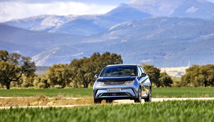 BYD Dolphin: caratteristiche, autonomia, prezzi e prova su strada a Milano - Foto 76 di 136