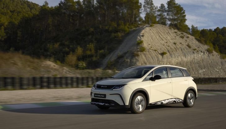 BYD Dolphin: caratteristiche, autonomia, prezzi e prova su strada a Milano - Foto 67 di 136