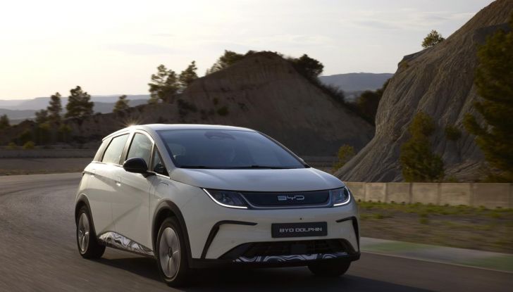 BYD Dolphin: caratteristiche, autonomia, prezzi e prova su strada a Milano - Foto 63 di 136