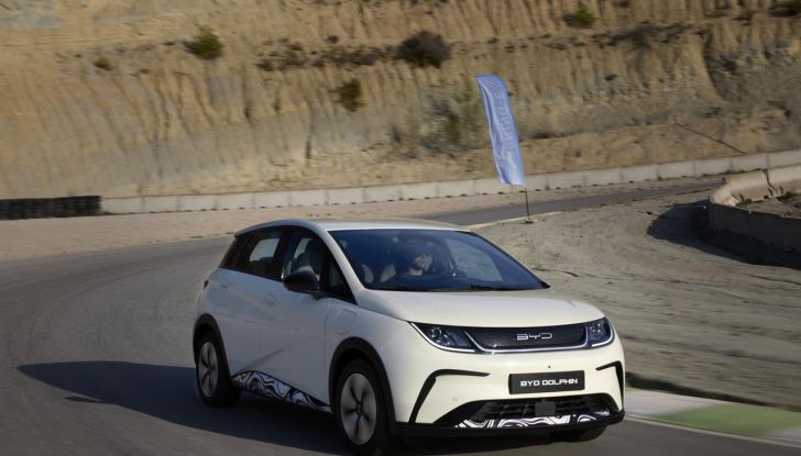 BYD Dolphin: caratteristiche, autonomia, prezzi e prova su strada a Milano - Foto 61 di 136