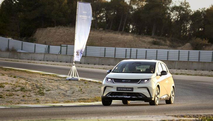 BYD Dolphin: caratteristiche, autonomia, prezzi e prova su strada a Milano - Foto 60 di 136