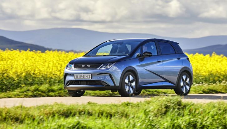 BYD Dolphin: caratteristiche, autonomia, prezzi e prova su strada a Milano - Foto 57 di 136