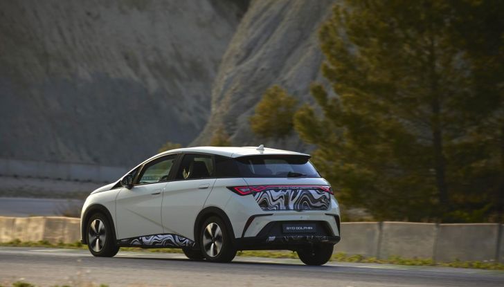 BYD Dolphin: caratteristiche, autonomia, prezzi e prova su strada a Milano - Foto 52 di 136
