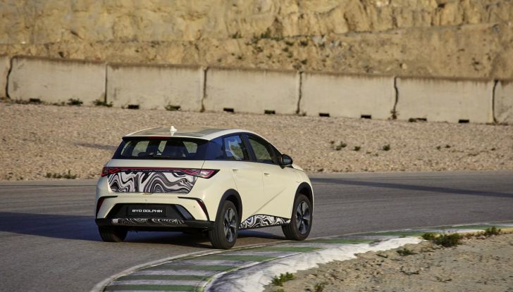 BYD Dolphin: caratteristiche, autonomia, prezzi e prova su strada a Milano - Foto 51 di 136