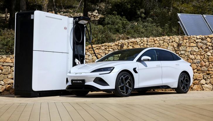 BYD Seal provata su strada a Milano - Foto 45 di 110