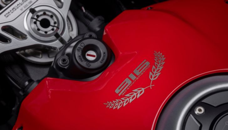 Ducati Panigale V4 SP2 30° Anniversario 916: omaggio all’icona delle supersportive - Foto 5 di 9