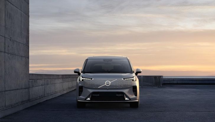 Volvo EM90: design, abitacolo, autonomia, caratteristiche e prestazioni - Foto 3 di 67