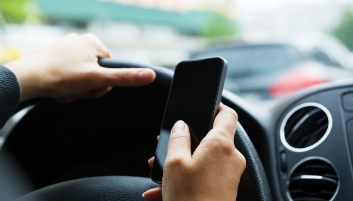 Anas lancia l’allarme: un automobilista su 10 gira video mentre guida - Foto 10 di 10