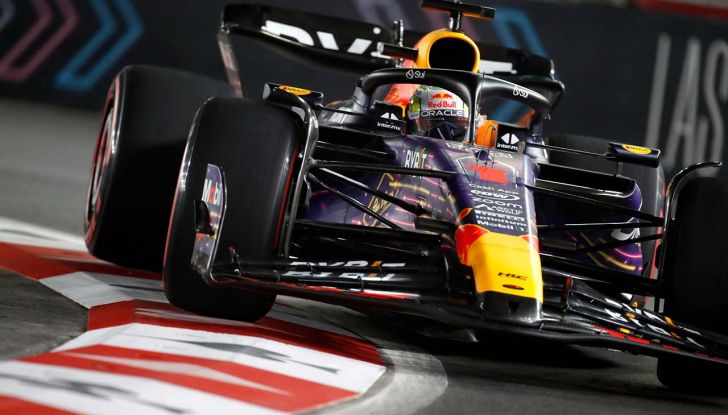 F1 2023, GP Las Vegas: Verstappen beffa Leclerc, Perez sul podio - Foto 1 di 10
