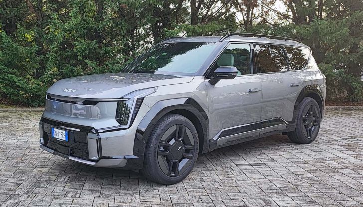 Kia EV9 2023: prova su strada, autonomia e prezzi del futuristico SUV elettrico - Foto 1 di 17