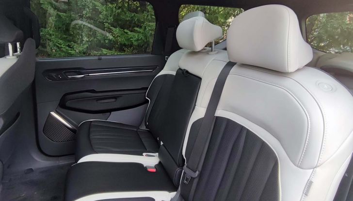 Kia EV9 2023: prova su strada, autonomia e prezzi del futuristico SUV elettrico - Foto 14 di 17