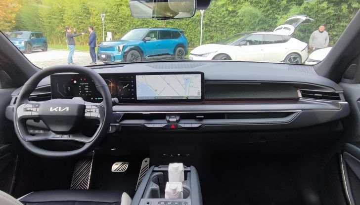Kia EV9 2023: prova su strada, autonomia e prezzi del futuristico SUV elettrico - Foto 15 di 17