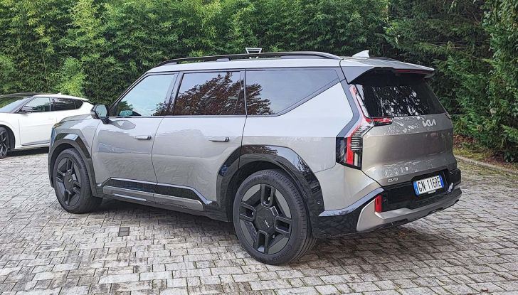 Kia EV9 2023: prova su strada, autonomia e prezzi del futuristico SUV elettrico - Foto 4 di 17