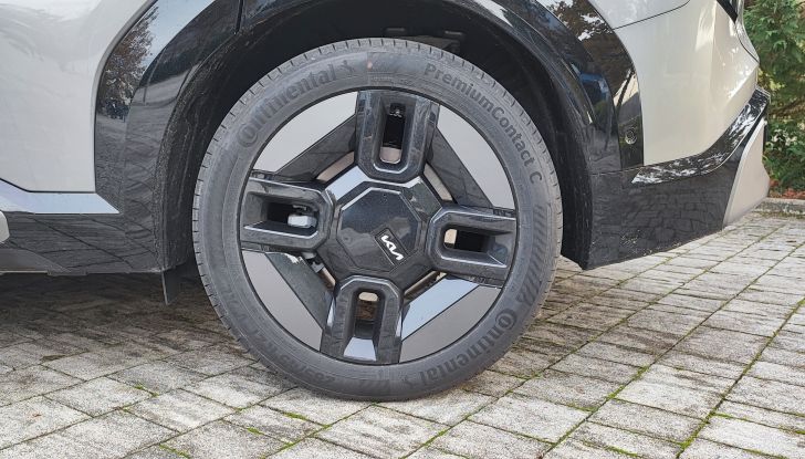 Kia EV9 2023: prova su strada, autonomia e prezzi del futuristico SUV elettrico - Foto 7 di 17