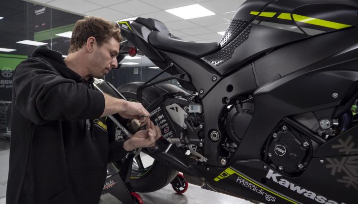Kawasaki Ninja ZX-10RR Winter Test Edition: caratteristiche, design e prezzo - Foto 15 di 18
