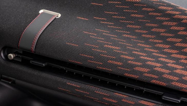 Mini Cooper SE JCW: caratteristiche, design, autonomia, motore e interni della nuova sportiva elettrica - Foto 46 di 51