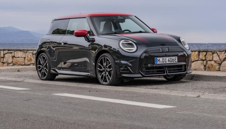 Mini Cooper SE JCW: caratteristiche, design, autonomia, motore e interni della nuova sportiva elettrica - Foto 22 di 51