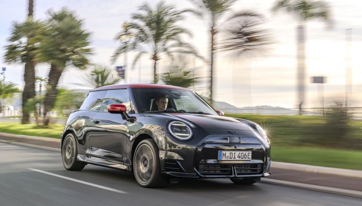 Mini Cooper SE JCW: caratteristiche, design, autonomia, motore e interni della nuova sportiva elettrica - Foto 4 di 51