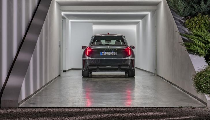 Mini Cooper SE JCW: caratteristiche, design, autonomia, motore e interni della nuova sportiva elettrica - Foto 19 di 51