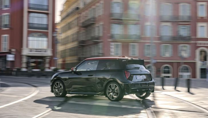 Mini Cooper SE JCW: caratteristiche, design, autonomia, motore e interni della nuova sportiva elettrica - Foto 15 di 51