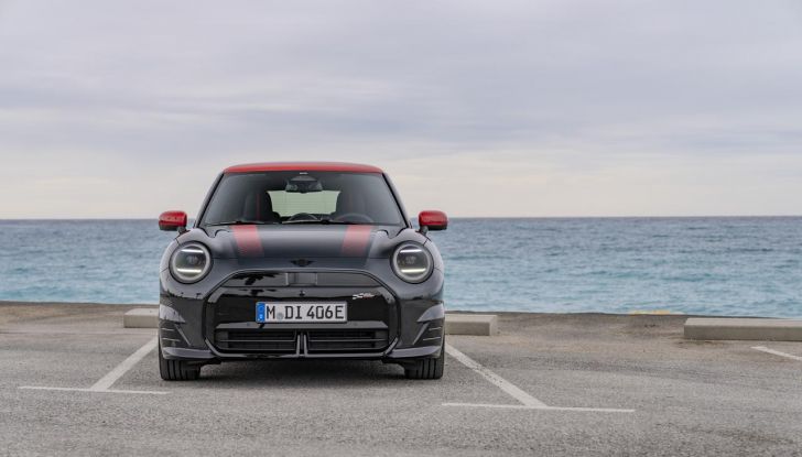 Mini Cooper SE JCW: caratteristiche, design, autonomia, motore e interni della nuova sportiva elettrica - Foto 24 di 51
