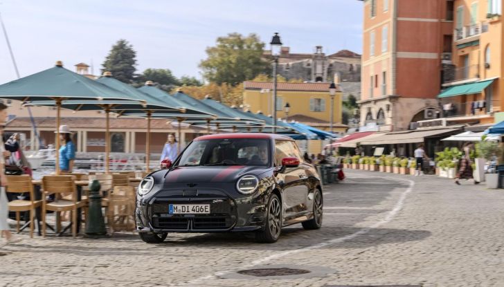 Mini Cooper SE JCW: caratteristiche, design, autonomia, motore e interni della nuova sportiva elettrica - Foto 18 di 51