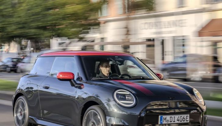 Mini Cooper SE JCW: caratteristiche, design, autonomia, motore e interni della nuova sportiva elettrica - Foto 5 di 51