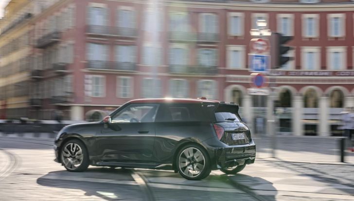 Mini Cooper SE JCW: caratteristiche, design, autonomia, motore e interni della nuova sportiva elettrica - Foto 14 di 51