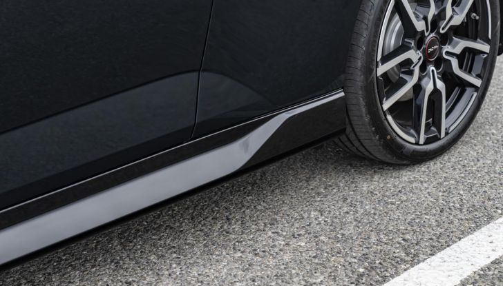 Mini Cooper SE JCW: caratteristiche, design, autonomia, motore e interni della nuova sportiva elettrica - Foto 35 di 51