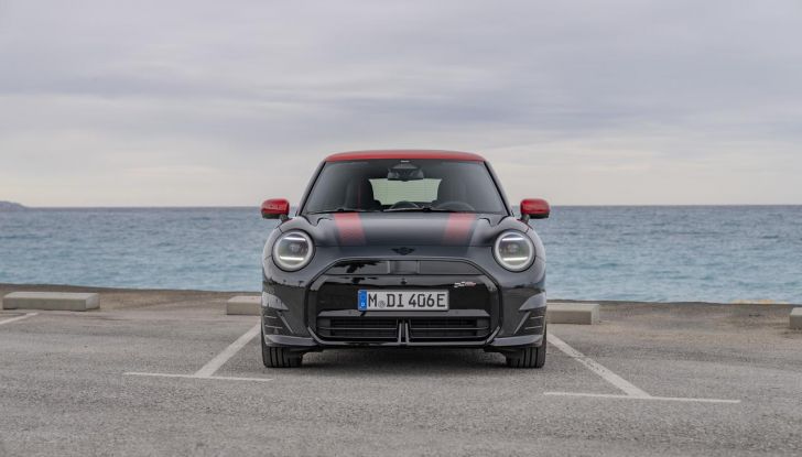 Mini Cooper SE JCW: caratteristiche, design, autonomia, motore e interni della nuova sportiva elettrica - Foto 23 di 51