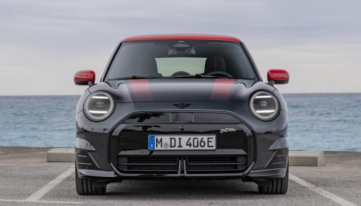 Mini Cooper SE JCW: caratteristiche, design, autonomia, motore e interni della nuova sportiva elettrica - Foto 25 di 51