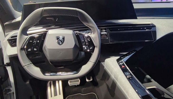 Peugeot E-3008 2024: caratteristiche, motorizzazioni e prezzi del nuovo SUV francese - Foto 11 di 22