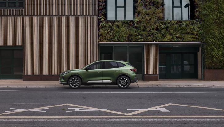 Ford Kuga 2025: caratteristiche, versioni, design e motori del nuovo restyling - Foto 13 di 24