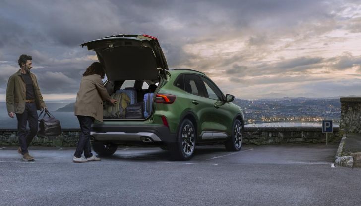 Ford Kuga 2025: caratteristiche, versioni, design e motori del nuovo restyling - Foto 15 di 24