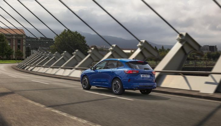 Ford Kuga 2025: caratteristiche, versioni, design e motori del nuovo restyling - Foto 4 di 24