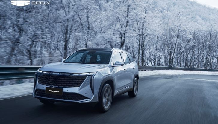 Geely prevede un boom di vendite di auto elettriche e ibride plug-in nel 2024 - Foto 2 di 9