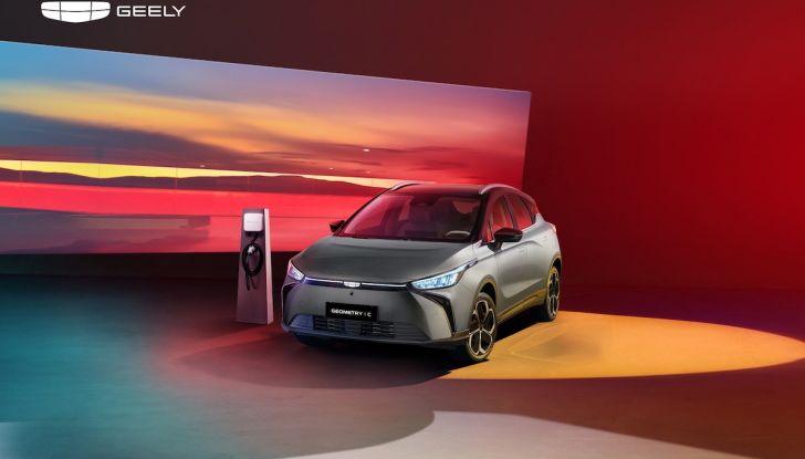 Geely prevede un boom di vendite di auto elettriche e ibride plug-in nel 2024 - Foto 3 di 9
