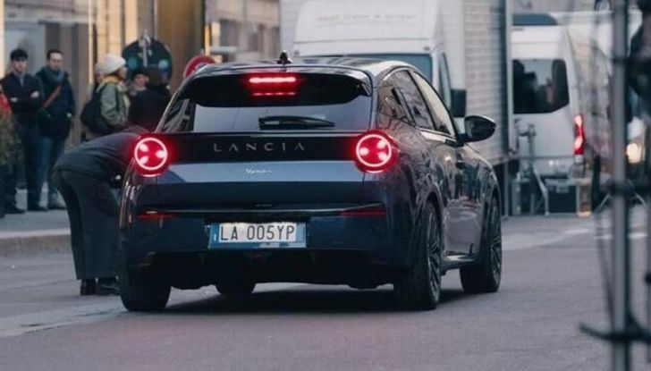 Lancia Ypsilon 2025: ecco la nuova generazione senza veli - Foto 7 di 8