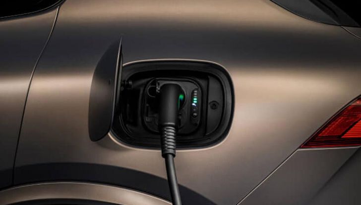 Maserati Grecale Folgore: caratteristiche, versioni, abitacolo, dotazioni, prestazioni e prezzi - Foto 2 di 16