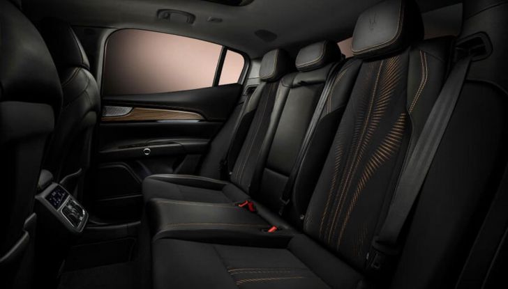 Maserati Grecale Folgore: caratteristiche, versioni, abitacolo, dotazioni, prestazioni e prezzi - Foto 6 di 16