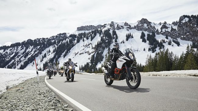 Si può circolare in moto con la neve? Cosa prevede la legge